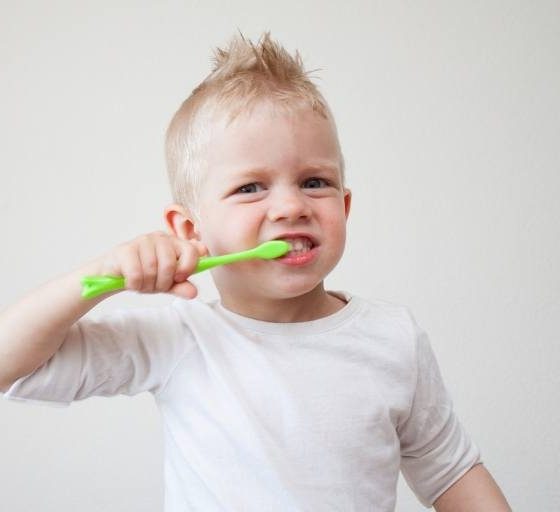 Cómo enseñar a tu hijo a cepillarse los dientes.