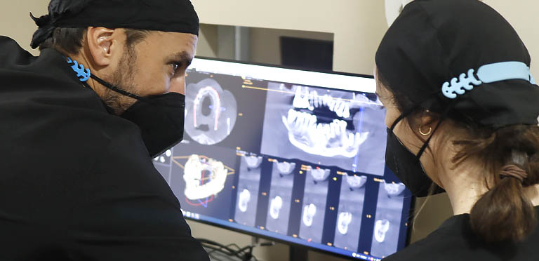 implantologo planificando una cirugía guiada para tratamiento de implantes dentales en Oviedo