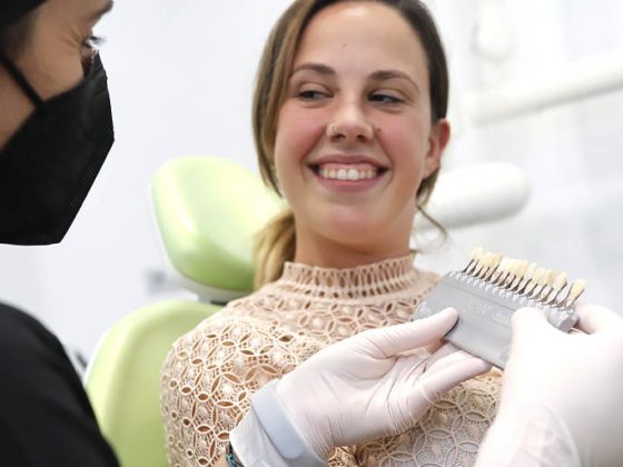 Doctora de la clínica dental en Oviedo, Centro Odontológico Integral Tudent, explicando los cuidados de las carillas dentales