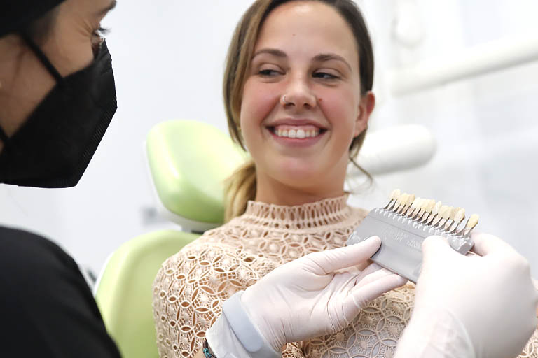 Doctora de la clínica dental en Oviedo, Centro Odontológico Integral Tudent, explicando los cuidados de las carillas dentales