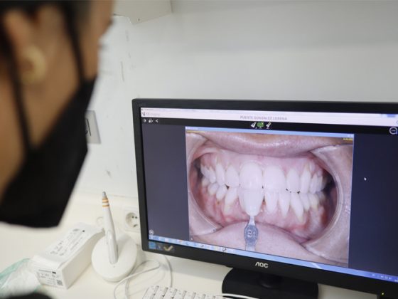 Dentista en Oviedo examinando la dentadura de un paciente tras una ortodoncia